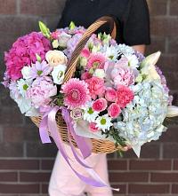 Композиция солнечный день в Николо-Александровском Цветочная композиция из Розы, Хризантемы, Пионы и Лизиантусы в корзине в Николо-Александровском