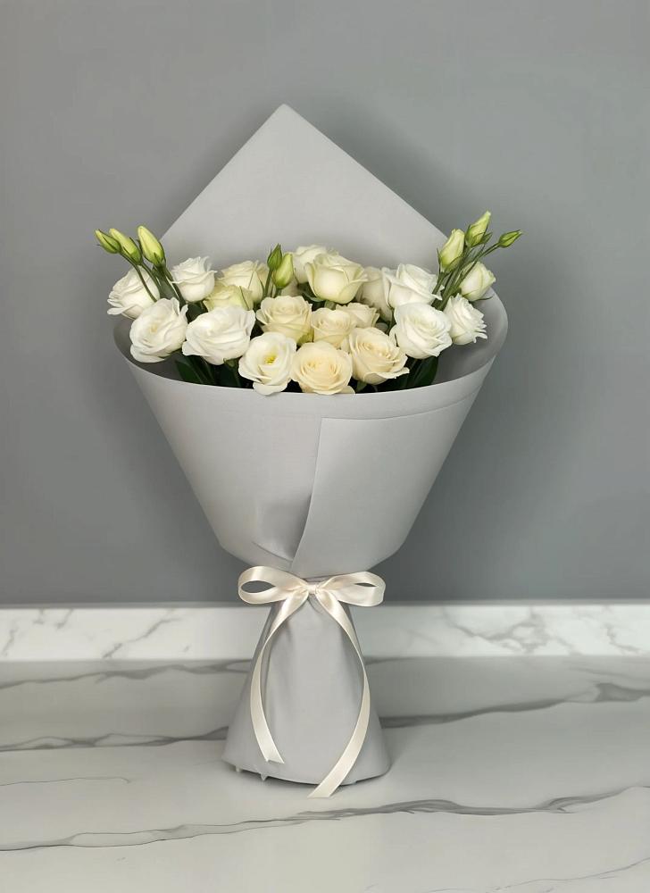 Букет цветов из: Розы и Лизиантусы в Николо-Александровском