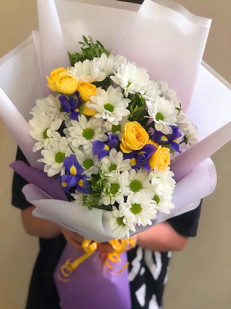 Букет цветов из: Ирисы, Хризантемы и Розы в Николо-Александровском