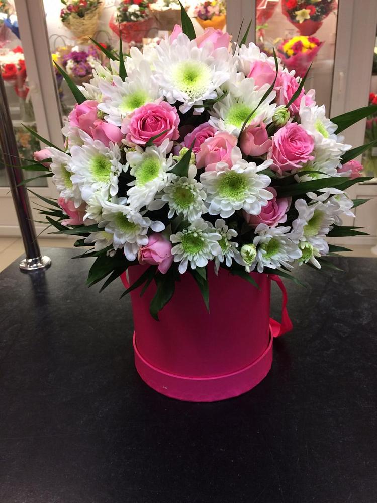 Цветочная композиция из Розы и Хризантемы в шляпной коробке в Николо-Александровском