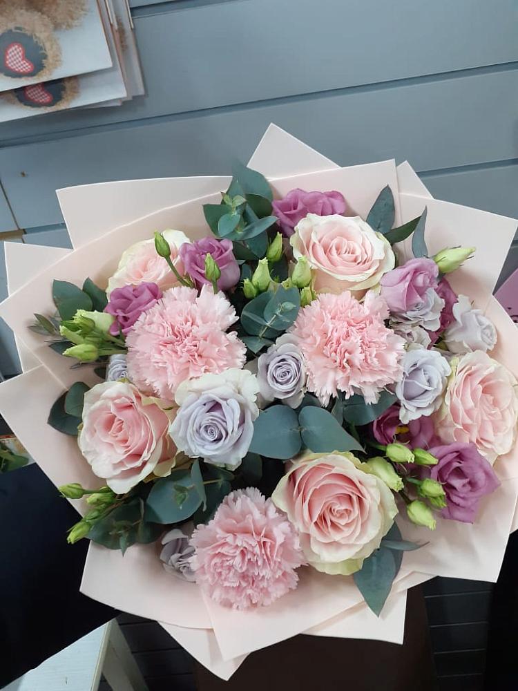 Букет цветов из: Розы, Гвоздики и Лизиантусы в Николо-Александровском