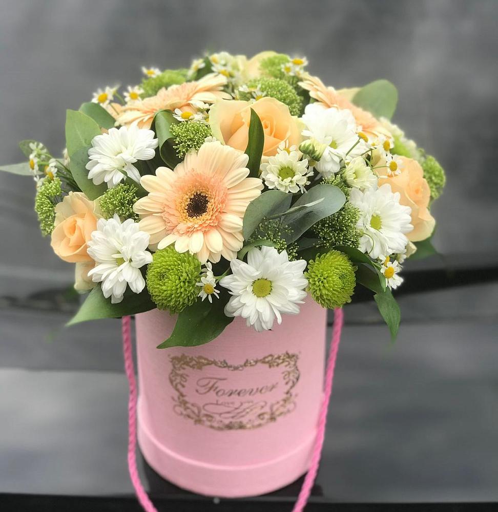 Цветочная композиция из Розы, Герберы и Хризантемы в шляпной коробке в Николо-Александровском